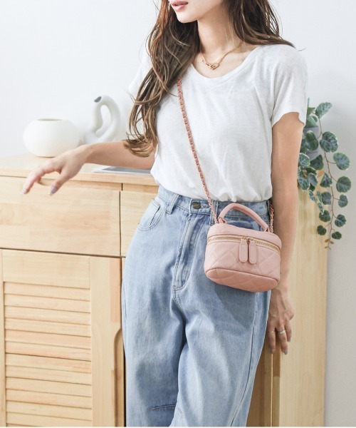 AMELY(エミリー)の「チェーン付2wayキルティングミニバッグ(ショルダーバッグ・レディース・ブラック/アイボリー/ピンク・フリー)」の3枚目の写真
