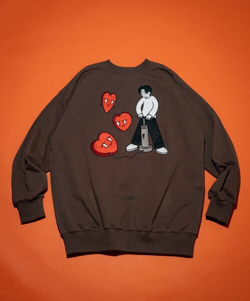 FREAK'S STORE（フリークスストア）の「Kurt Wu/カート ウー 別注 風船BOY CREW 刺繍 SWEAT/刺繍デザイン クルーネックスウェット（スウェット・メンズ・ブラウン/グレー/ホワイト/ブラック・X-LARGE/LARGE/MEDIUM）」の4枚目の写真