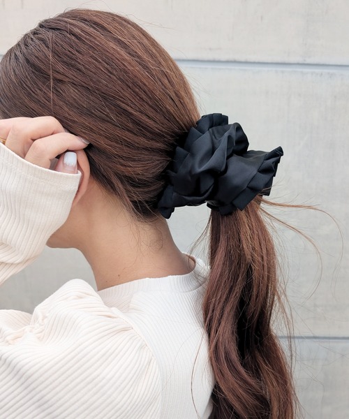 poiregnee（ポワニェ）の「［select］フリルサテンシュシュ（シュシュ・レディース・パープル/アイボリー/ブラック・FREE）」の4枚目の写真