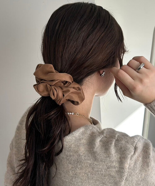 mystic（ミスティック）の「フェイクスウェードシュシュ（ブローチ/コサージュ・レディース・ブラック/ブラウン・ONE SIZE）」の2枚目の写真