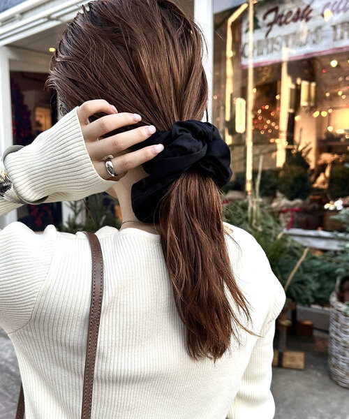 mystic（ミスティック）の「フェイクスウェードシュシュ（ブローチ/コサージュ・レディース・ブラック/ブラウン・ONE SIZE）」の4枚目の写真
