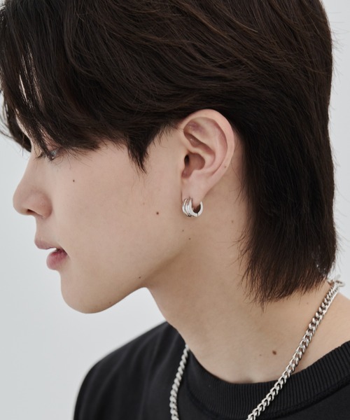 WYZ surgical stainless(ダブリューワイジィーサージカルステンレス)の「【 金属アレルギー対応 】ライン ボリュームフープピアス サージカルステンレス (両耳用) 直径13mm, 幅7mm(ピアス(両耳用)・メンズ・ゴールド/ブラック/シルバー・FREE)」の4枚目の写真