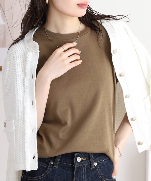 atONE（アットワン）の「ラウンドネックノースリーブトップス（Tシャツ/カットソー・レディース・チャコールグレー/杢グレー/オフホワイト/ブラック/カーキ/グレイッシュベージュ・M/L/LL/3L/4L）」の6枚目の写真