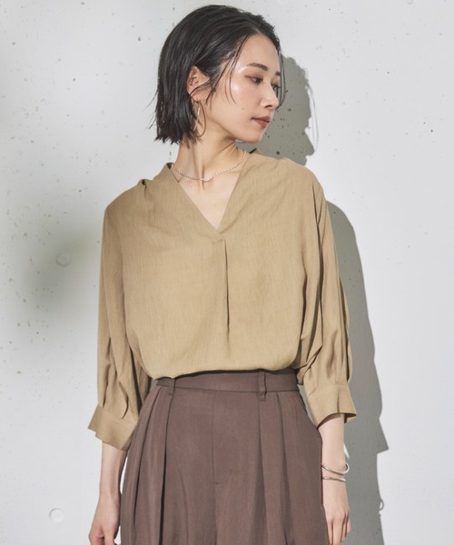 Doux archives(ドゥアルシーヴ)の「ウォッシャブルリネンライクV開きタックブラウス(シャツ/ブラウス・レディース・アイボリー/ベージュ/ネイビー/グレー・FREE)」の3枚目の写真