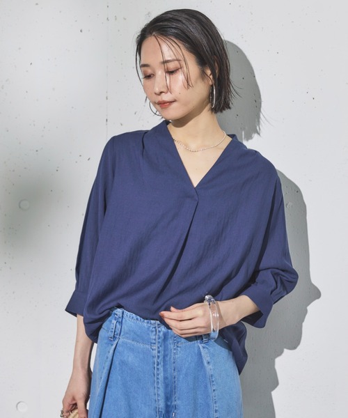 Doux archives(ドゥアルシーヴ)の「ウォッシャブルリネンライクV開きタックブラウス(シャツ/ブラウス・レディース・アイボリー/ベージュ/ネイビー/グレー・FREE)」の4枚目の写真