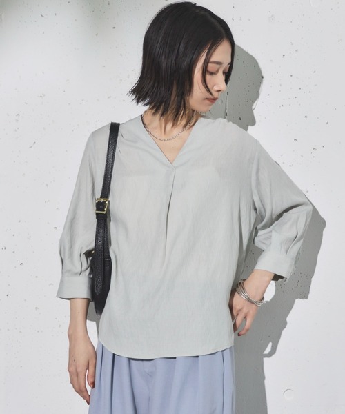 Doux archives(ドゥアルシーヴ)の「ウォッシャブルリネンライクV開きタックブラウス(シャツ/ブラウス・レディース・アイボリー/ベージュ/ネイビー/グレー・FREE)」の2枚目の写真