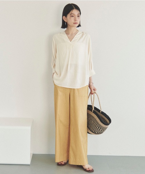 Doux archives(ドゥアルシーヴ)の「ウォッシャブルリネンライクV開きタックブラウス(シャツ/ブラウス・レディース・アイボリー/ベージュ/ネイビー/グレー・FREE)」の5枚目の写真