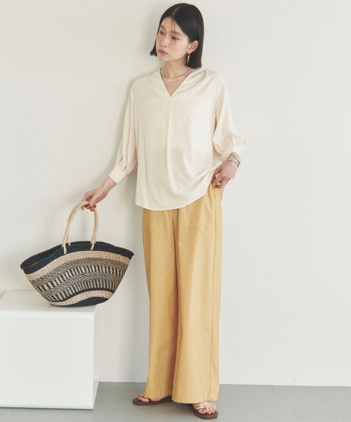 Doux archives(ドゥアルシーヴ)の「ウォッシャブルリネンライクV開きタックブラウス(シャツ/ブラウス・レディース・アイボリー/ベージュ/ネイビー/グレー・FREE)」の12枚目の写真