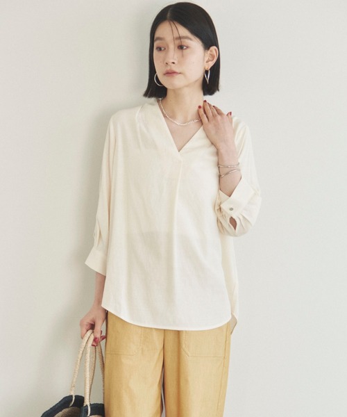 Doux archives(ドゥアルシーヴ)の「ウォッシャブルリネンライクV開きタックブラウス(シャツ/ブラウス・レディース・アイボリー/ベージュ/ネイビー/グレー・FREE)」の13枚目の写真