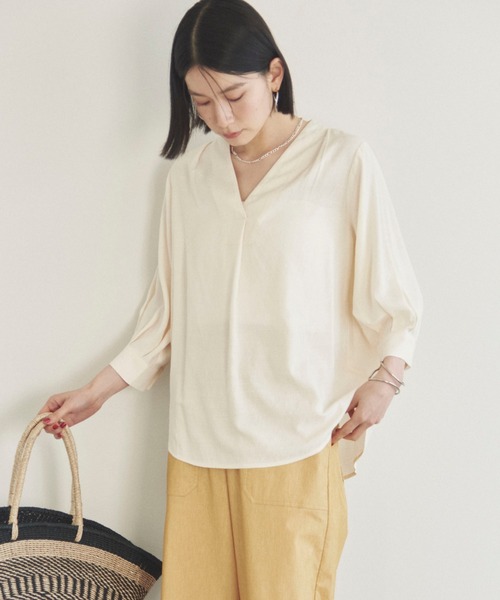 Doux archives(ドゥアルシーヴ)の「ウォッシャブルリネンライクV開きタックブラウス(シャツ/ブラウス・レディース・アイボリー/ベージュ/ネイビー/グレー・FREE)」の14枚目の写真