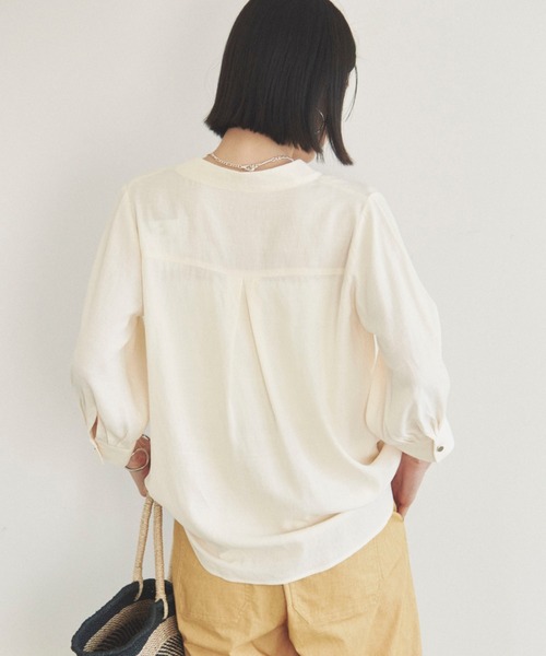 Doux archives(ドゥアルシーヴ)の「ウォッシャブルリネンライクV開きタックブラウス(シャツ/ブラウス・レディース・アイボリー/ベージュ/ネイビー/グレー・FREE)」の15枚目の写真