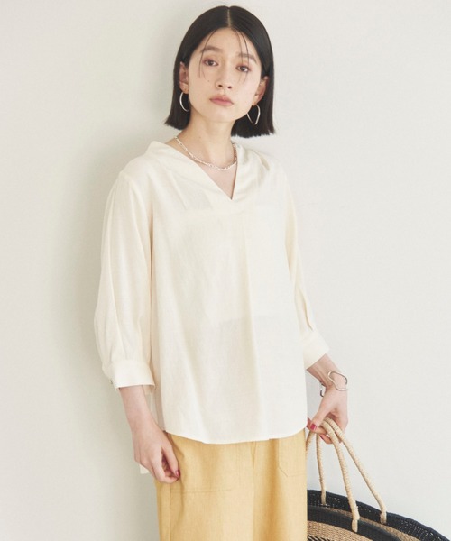 Doux archives(ドゥアルシーヴ)の「ウォッシャブルリネンライクV開きタックブラウス(シャツ/ブラウス・レディース・アイボリー/ベージュ/ネイビー/グレー・FREE)」の17枚目の写真