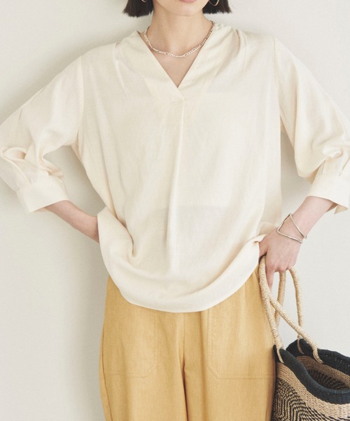 Doux archives(ドゥアルシーヴ)の「ウォッシャブルリネンライクV開きタックブラウス(シャツ/ブラウス・レディース・アイボリー/ベージュ/ネイビー/グレー・FREE)」の19枚目の写真