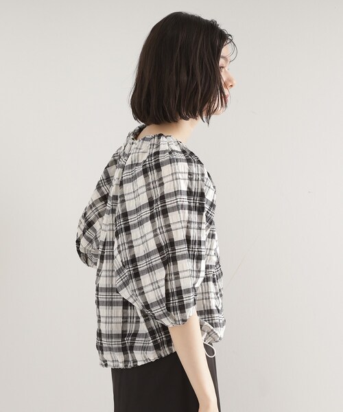 THE SHOP TK (ザ ショップ ティーケー )の「チェックギャザーブラウス【洗える】(シャツ/ブラウス・レディース・ベージュ系1/ブラック系1・99)」の4枚目の写真