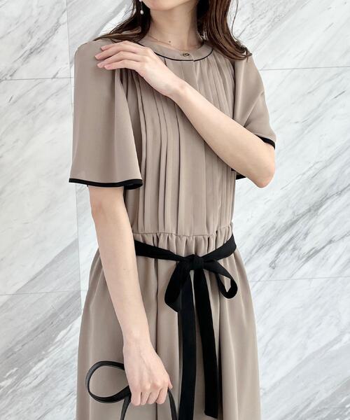 couture brooch（クチュールブローチ）の「【配色・きれいめ・通勤】タックプリーツ配色ワンピース（ワンピース・レディース・ベージュ系4/ネイビー系4・36/38/42/40）」の5枚目の写真