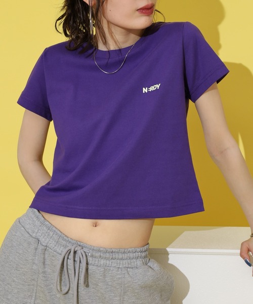 NERDY(ノルディ)の「ブレンク ミニロゴ クロップド 半袖 Tシャツ(Tシャツ/カットソー・レディース・パープル/ホワイト/ブラック・S/M/SS)」の3枚目の写真