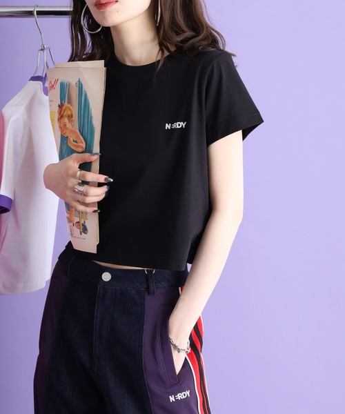 NERDY(ノルディ)の「ブレンク ミニロゴ クロップド 半袖 Tシャツ(Tシャツ/カットソー・レディース・パープル/ホワイト/ブラック・S/M/SS)」の2枚目の写真