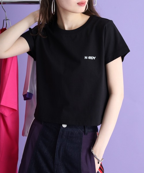 NERDY(ノルディ)の「ブレンク ミニロゴ クロップド 半袖 Tシャツ(Tシャツ/カットソー・レディース・パープル/ホワイト/ブラック・S/M/SS)」の4枚目の写真