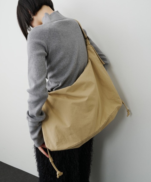 LE VERNIS（ル・ベルニ）の「LE VERNIS(ル・ベルニ) Stomach bag M（ショルダーバッグ・レディース・ブラウン/チャコール/ベージュ/ブラック・FREE）」の4枚目の写真