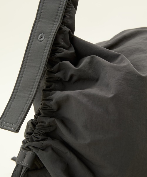 LE VERNIS（ル・ベルニ）の「LE VERNIS(ル・ベルニ) Stomach bag M（ショルダーバッグ・レディース・ブラウン/チャコール/ベージュ/ブラック・FREE）」の22枚目の写真