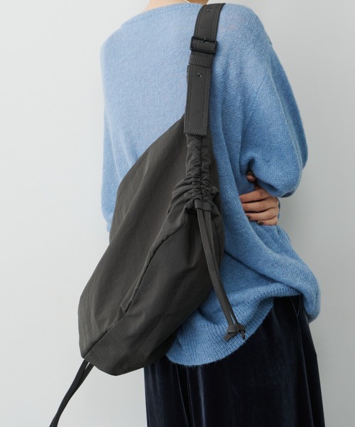 LE VERNIS（ル・ベルニ）の「LE VERNIS(ル・ベルニ) Stomach bag M（ショルダーバッグ・レディース・ブラウン/チャコール/ベージュ/ブラック・FREE）」の16枚目の写真