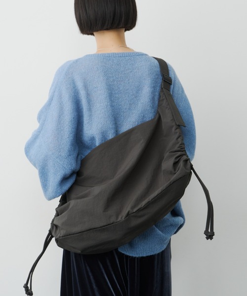 LE VERNIS（ル・ベルニ）の「LE VERNIS(ル・ベルニ) Stomach bag M（ショルダーバッグ・レディース・ブラウン/チャコール/ベージュ/ブラック・FREE）」の17枚目の写真