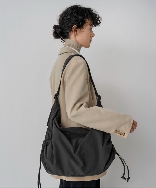 LE VERNIS（ル・ベルニ）の「LE VERNIS(ル・ベルニ) Stomach bag M（ショルダーバッグ・レディース・ブラウン/チャコール/ベージュ/ブラック・FREE）」の9枚目の写真