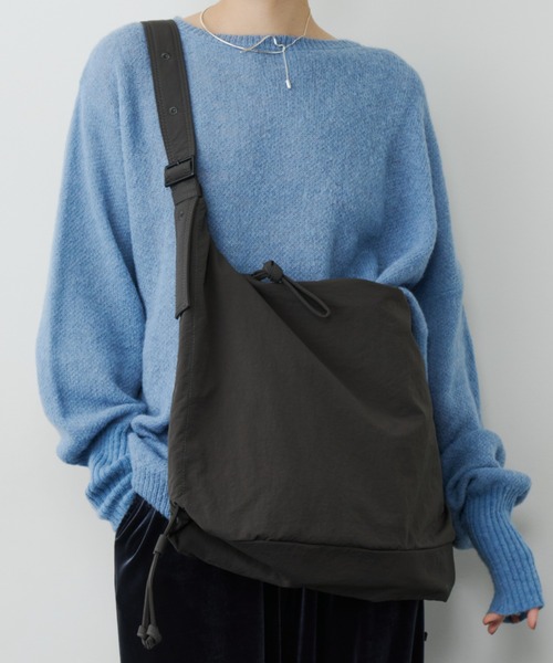 LE VERNIS（ル・ベルニ）の「LE VERNIS(ル・ベルニ) Stomach bag M（ショルダーバッグ・レディース・ブラウン/チャコール/ベージュ/ブラック・FREE）」の10枚目の写真