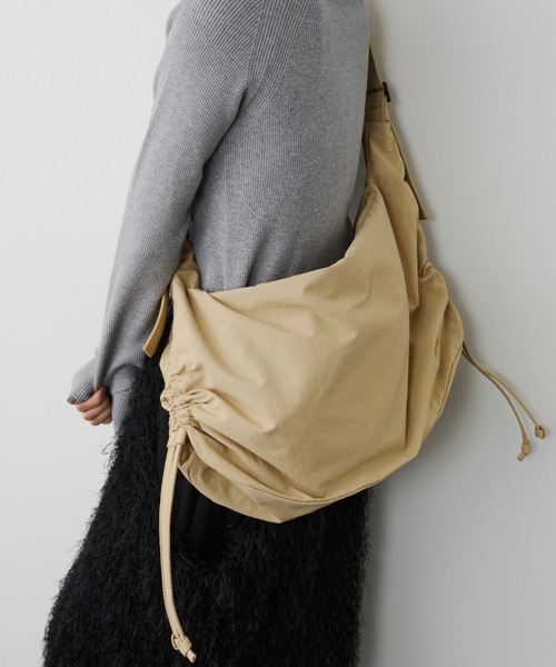 LE VERNIS（ル・ベルニ）の「LE VERNIS(ル・ベルニ) Stomach bag M（ショルダーバッグ・レディース・ブラウン/チャコール/ベージュ/ブラック・FREE）」の7枚目の写真