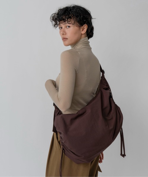 LE VERNIS（ル・ベルニ）の「LE VERNIS(ル・ベルニ) Stomach bag M（ショルダーバッグ・レディース・ブラウン/チャコール/ベージュ/ブラック・FREE）」の11枚目の写真