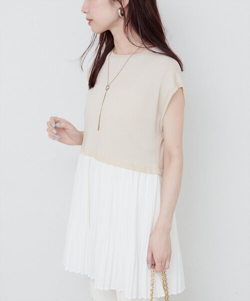 natural couture(ナチュラルクチュール)の「プリーツドッキングニット(ニット/セーター・レディース・オフホワイト/ブラック/イエロー・FREE)」の2枚目の写真