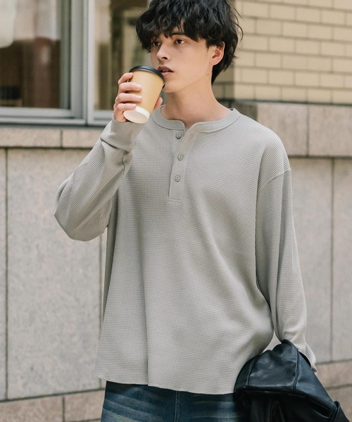 Rocky Monroe(ロッキーモンロー)の「新色追加 オーバーサイズ T/Cワッフルヘンリーネック長袖Tシャツ(Tシャツ/カットソー・メンズ・オートミール/チャコール/ホワイト/ブラック/グレー/ブルーグレー/ピンク・M/L/XL)」の3枚目の写真