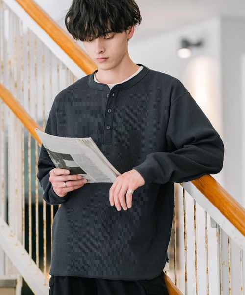 Rocky Monroe(ロッキーモンロー)の「新色追加 オーバーサイズ T/Cワッフルヘンリーネック長袖Tシャツ(Tシャツ/カットソー・メンズ・オートミール/チャコール/ホワイト/ブラック/グレー/ブルーグレー/ピンク・M/L/XL)」の5枚目の写真