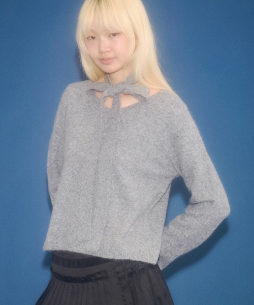 FEKETE（フェケテ）の「alpaca wool v-neck knit & slim scarf set / アルパカウールスリムマフラー付きVネックニット（ニット/セーター・レディース・アイボリー/ブラック/ネイビー/グレー・MEDIUM/SMALL/LARGE）」の4枚目の写真