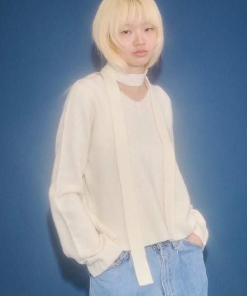 FEKETE（フェケテ）の「alpaca wool v-neck knit & slim scarf set / アルパカウールスリムマフラー付きVネックニット（ニット/セーター・レディース・アイボリー/ブラック/ネイビー/グレー・MEDIUM/SMALL/LARGE）」の2枚目の写真