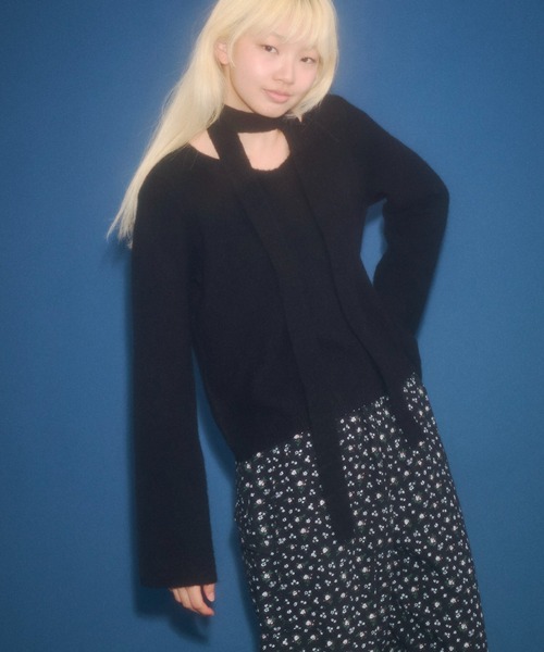 FEKETE（フェケテ）の「alpaca wool v-neck knit & slim scarf set / アルパカウールスリムマフラー付きVネックニット（ニット/セーター・レディース・アイボリー/ブラック/ネイビー/グレー・MEDIUM/SMALL/LARGE）」の3枚目の写真