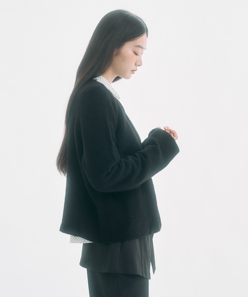 FEKETE（フェケテ）の「alpaca wool v-neck knit & slim scarf set / アルパカウールスリムマフラー付きVネックニット（ニット/セーター・レディース・アイボリー/ブラック/ネイビー/グレー・MEDIUM/SMALL/LARGE）」の6枚目の写真