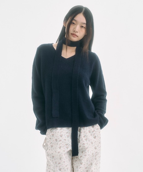 FEKETE（フェケテ）の「alpaca wool v-neck knit & slim scarf set / アルパカウールスリムマフラー付きVネックニット（ニット/セーター・レディース・アイボリー/ブラック/ネイビー/グレー・MEDIUM/SMALL/LARGE）」の9枚目の写真