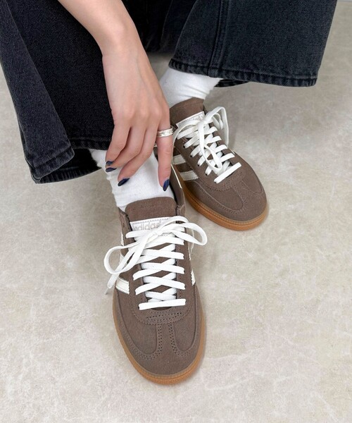 fredy emue（フレディエミュ）の「【adidas／アディダス】HANDBALL SPEZIAL W（スニーカー・レディース・ブラウン・23/24）」の2枚目の写真