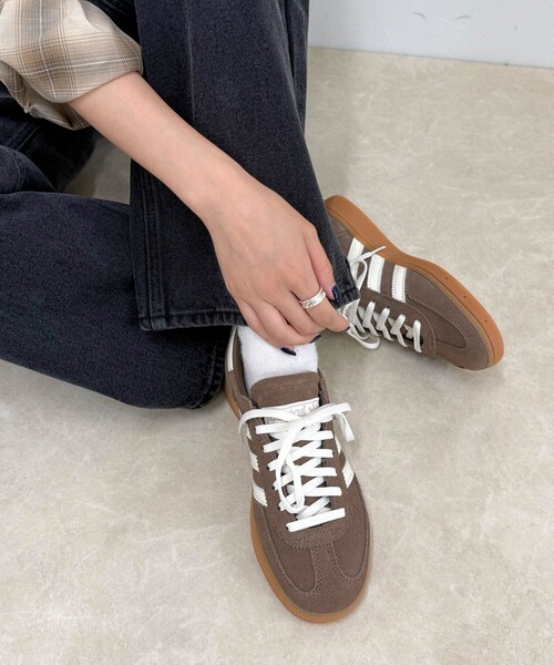 fredy emue（フレディエミュ）の「【adidas／アディダス】HANDBALL SPEZIAL W（スニーカー・レディース・ブラウン・23/24）」の3枚目の写真
