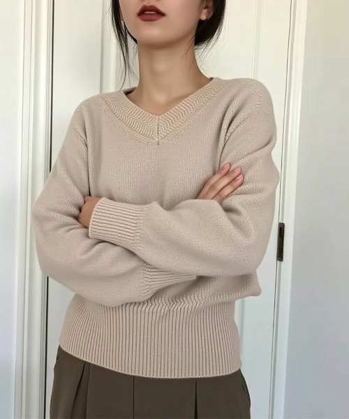 cammie(キャミー)の「Vネックシンプルルーズニット(ニット/セーター・レディース・グリーン/キャメル/ベージュ/オフホワイト/グレー/ブラック・F)」の5枚目の写真