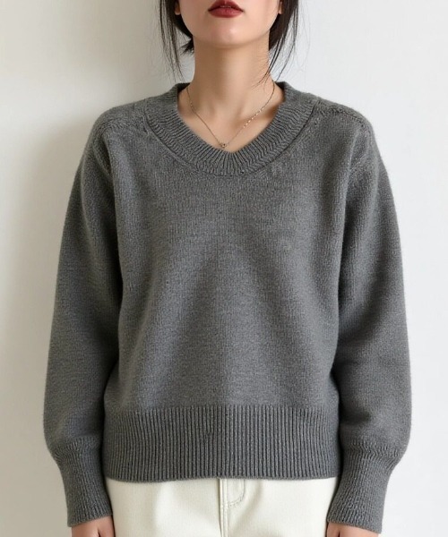 cammie(キャミー)の「Vネックシンプルルーズニット(ニット/セーター・レディース・グリーン/キャメル/ベージュ/オフホワイト/グレー/ブラック・F)」の4枚目の写真