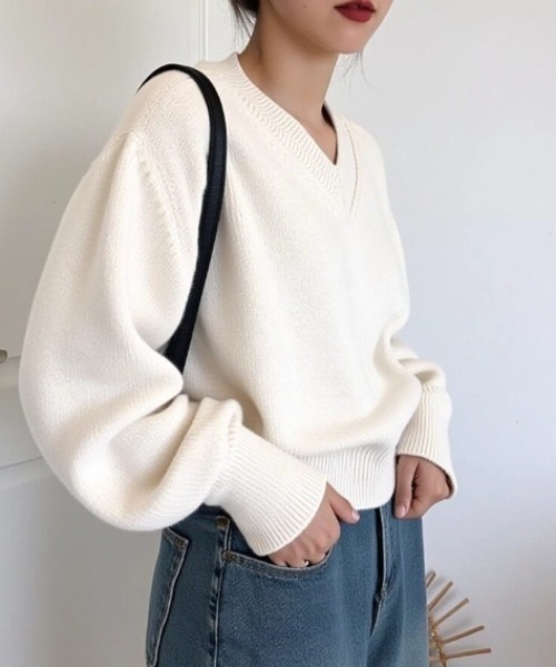 cammie(キャミー)の「Vネックシンプルルーズニット(ニット/セーター・レディース・グリーン/キャメル/ベージュ/オフホワイト/グレー/ブラック・F)」の2枚目の写真