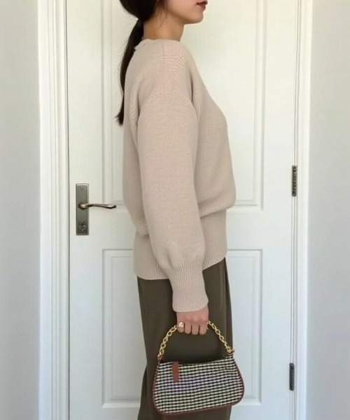 cammie(キャミー)の「Vネックシンプルルーズニット(ニット/セーター・レディース・グリーン/キャメル/ベージュ/オフホワイト/グレー/ブラック・F)」の21枚目の写真