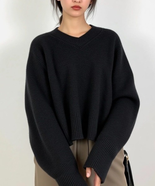 cammie(キャミー)の「Vネックシンプルルーズニット(ニット/セーター・レディース・グリーン/キャメル/ベージュ/オフホワイト/グレー/ブラック・F)」の13枚目の写真