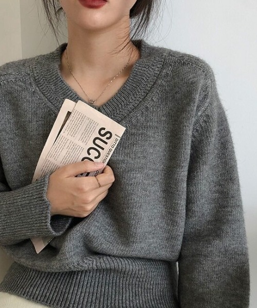cammie(キャミー)の「Vネックシンプルルーズニット(ニット/セーター・レディース・グリーン/キャメル/ベージュ/オフホワイト/グレー/ブラック・F)」の16枚目の写真