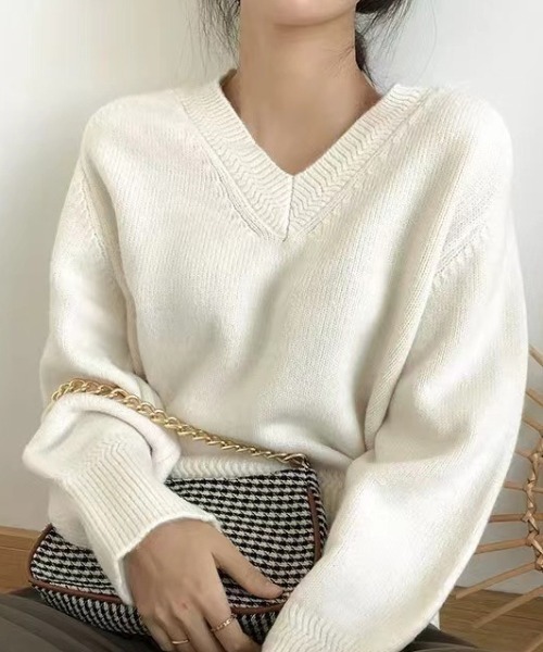 cammie(キャミー)の「Vネックシンプルルーズニット(ニット/セーター・レディース・グリーン/キャメル/ベージュ/オフホワイト/グレー/ブラック・F)」の9枚目の写真