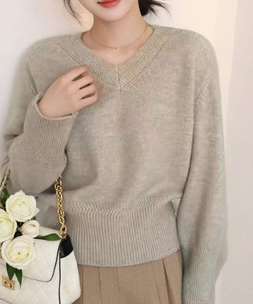 cammie(キャミー)の「Vネックシンプルルーズニット(ニット/セーター・レディース・グリーン/キャメル/ベージュ/オフホワイト/グレー/ブラック・F)」の19枚目の写真