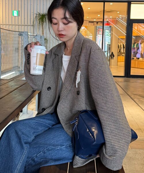 WILLOW(ウィロー)の「【willow】パールブローチ付きチェックジャケット(テーラードジャケット・レディース・ベージュ/ネイビー・ONE SIZE)」の2枚目の写真