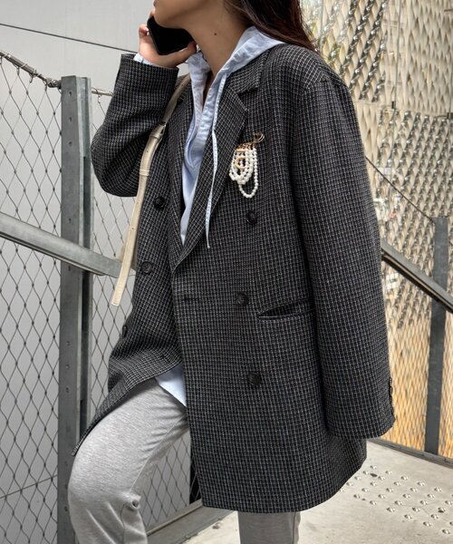 WILLOW(ウィロー)の「【willow】パールブローチ付きチェックジャケット(テーラードジャケット・レディース・ベージュ/ネイビー・ONE SIZE)」の1枚目の写真